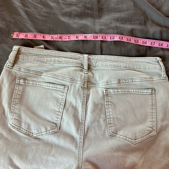 2 for $25
So slimming Girlfriend sliming leg cropped jeans by Chico - Picture 6 of 8